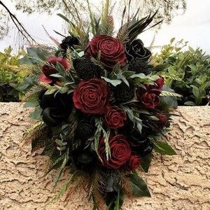 Peonies Red, Dahlia Wedding Bouquets, Dark Romantic Wedding, Dark Wedding Theme, Greenery Wedding Bouquet, Black Bouquet, Dahlias Wedding, Wood Flower Bouquet, Burgundy Bouquet