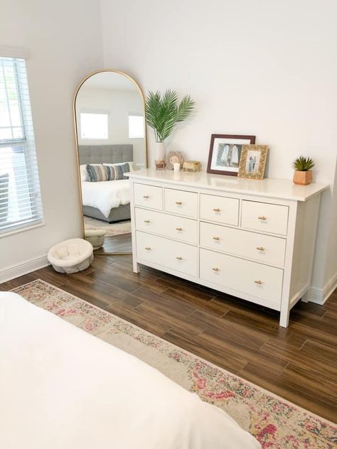 Simple Bedroom Dresser Decor, Simple And Cozy Bedroom Ideas, Paint Ideas For Master Room, Bedroom Decor Ideas With White Furniture, White Furniture White Walls, Dresser And Mirror Ideas Bedroom, Simple Bedroom Ideas For Women, Minimalist Bedroom Artwork, Room Ideas With Dresser