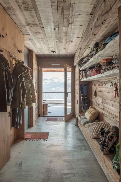 Mountain Mudroom Ideas, Ski Cabin Interior, Skiing Resort, Ski House Decor, Gear Room, Cabin Farmhouse, Mountain Interiors, Mudroom Laundry, Cabin Aesthetic