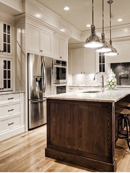 Gorgeous white and wood kitchen. Dark Wood Kitchen Cabinets, Kitchen Cabinet Door Styles, Kitchen Cabinet Inspiration, Chandelier Farmhouse, Dark Wood Kitchens, Best Kitchen Cabinets, Wood Island, Wood Kitchen Island, Kitchen Chandelier