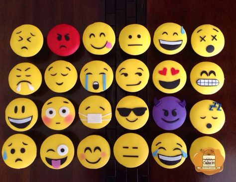 Emoji Cupcakes Birthday, Smiley Cupcakes, Cupcake Emoji, Emoji Cakes, Emoji Cupcake, Emoji Cookies, Emoji Cupcakes, Emoji Cookie, Kue Macaroon