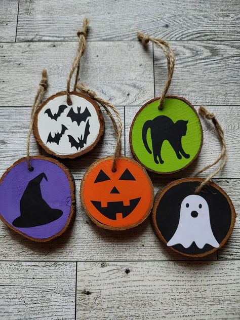 Wood Discs Crafts, Halloween Ornaments Diy, Pumpkin Witch Hat, Birch Craft, Fall Crafts For Adults, Halloween Themed Birthday Party, Wood Slice Ornaments, Fall Ornaments, Fall Decor Diy Crafts