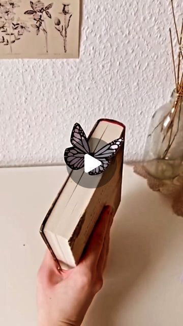 Itsy Bitsy Artsy I Art & Craft I Creative DIY on Instagram: "Fluttering into your books with color and charm, this DIY butterfly bookmark is both artistic and practical. 🦋📚 ✂️🖍 . . 📌Follow me for more: ➡️ @itsy_bitsy_23 ➡️ @itsy_bitsy_23 ➡️ @itsy_bitsy_23 . . #ButterflyBookmark #DIYCrafts #PaperArt #BookwormCrafts #CreativeBookmarks #ArtisticCrafts #PaperButterfly #CraftyBookworm #DIYBookmark #ColorfulCrafts #BookLoversCrafts #HandmadeBookmark #CraftingInspiration #ArtFromPaper #CraftyIdeas #PaperCrafting #BookishCrafts #CreativeDIY #HandmadeWithLove #CraftyCreations" Book Maker Ideas, Book Mark Diy Ideas, Creative Bookmarks Art, Diy Book Markers Ideas, Book Markers Ideas Diy, Butterfly Bookmarks Diy, How To Make Bookmarks Diy, Bookmark Ideas For Kids, Bookmarkers Diy