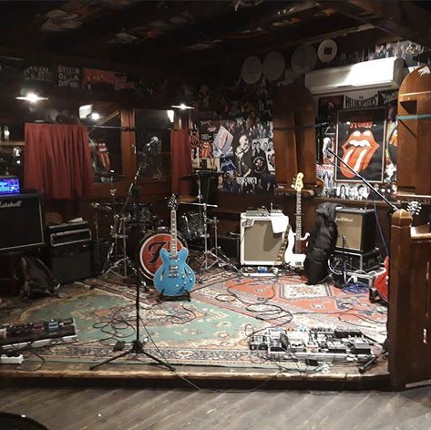 Garage Band Room, Band Studio Aesthetic, Punk Show Aesthetic, Cool Music Room, Garage Music Room, Band Rehearsal Room, Musician Room Aesthetic, Garage Music Studio, Music Studio Room Design