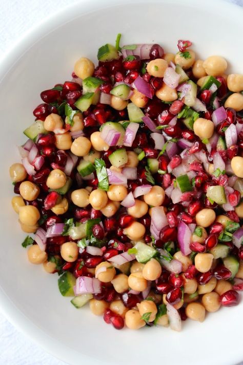 Chickpea Pomegranate Salad Pomegranate Recipes, Leafy Salad, Pomegranate Salad, Salad Ingredients, Delicious Salads, Balanced Diet, Soup And Salad, Dinner Time, Pomegranate