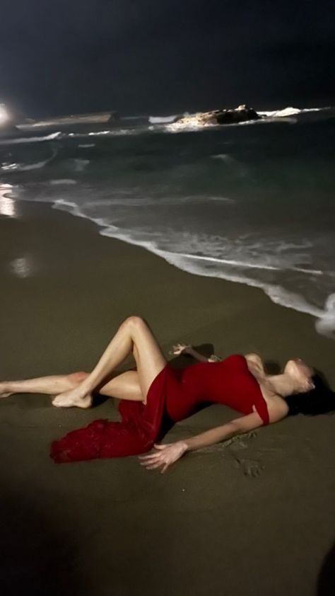 Red Romantic Aesthetic, 1990 Photoshoot, Beach At Night, Pose Fotografi, Dark Feminine Aesthetic, Foto Poses, Trik Fotografi, Feminine Aesthetic, Red Aesthetic