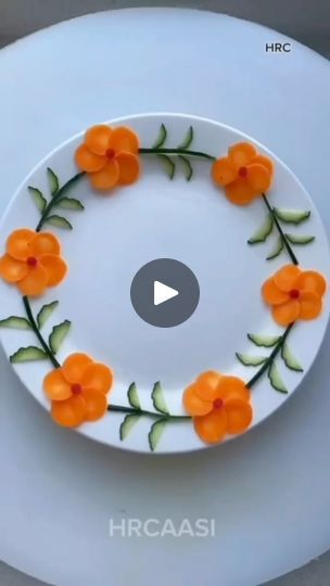 Fruit Plate Decoration, Deco Fruit, Carrot Flowers, Plate Decoration, Food Sculpture, Fast Furious, Fruit Plate, Flower Plates, Decoration Idea