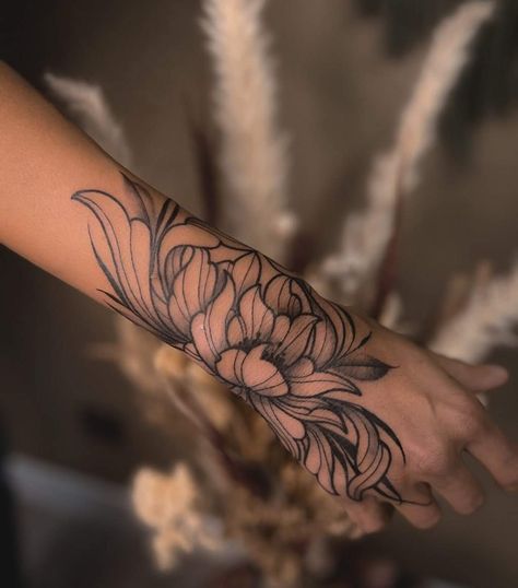 Chrysanthemum Tattoo Design, Crisantemo Tattoo, Arm Tats, Chrysanthemum Tattoo, Flower Tattoo Arm, Ornamental Tattoo, Spiritual Tattoos, Tattoo Style Drawings, Tattoo Design Ideas