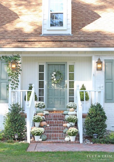 Modern Wall Decor Ideas, Twinkling Christmas Lights, Urban Interior Design, Front Porch Inspiration, Coastal Interior Design, Chic Christmas Decor, Coastal Interior, Exterior Makeover, Fall Front Porch