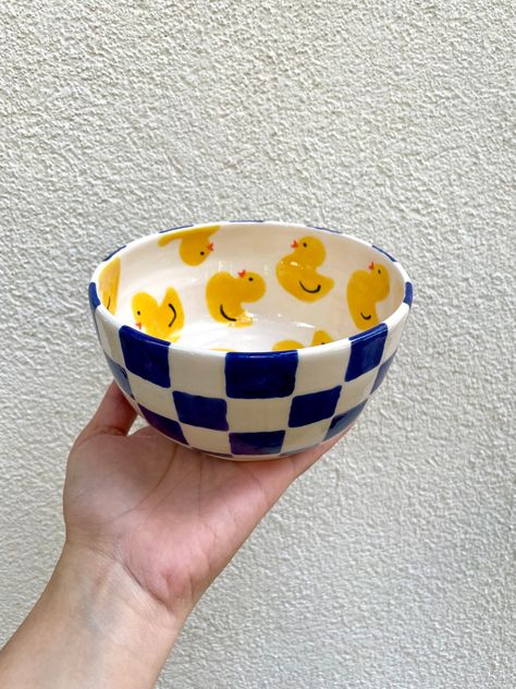 Handmade ceramic bowl with checkered and duck! Food friendly glaze Height 7,5 cm, Weight 14,5 cm *Products may differ from each other as they handmade. Coloring Pottery Ideas, Fun Plate Designs, Painting A Bowl Ideas, Paint It Yourself Pottery, Paint A Bowl Ideas, Easy Bowl Painting Ideas, Ceramic Painting Bowls, Ceramic Bowl Inspiration, Bowl Ceramic Ideas