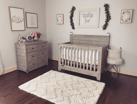 Like the wall prints Rustic Nursery Room Ideas, Boy Nursery Design, Cozy Baby Room, Rustic Nursery, Rooms Ideas, Baby Rooms, Nursery Organization, Baby Room Design, Nursery Baby Room