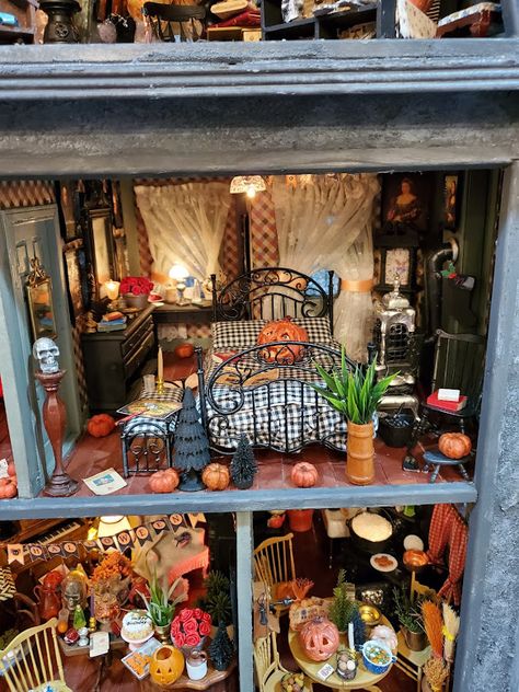 Greggs Miniature Imaginations: Halloween House Diy Haunted Dollhouse Ideas, Halloween Diorama, Halloween Furniture, Dollhouse Halloween, House Craft, Barbie Halloween, Haunted Dollhouse, Paper Mache Clay, Barbie Diorama