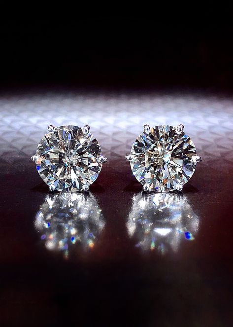 Stud Aesthetic, Studs Diamond, Diamond Tops, Diamond Earrings Studs Round, Big Diamond, Luxury Aesthetic, Jewelry Lookbook, All That Glitters, Diamond Jewellery