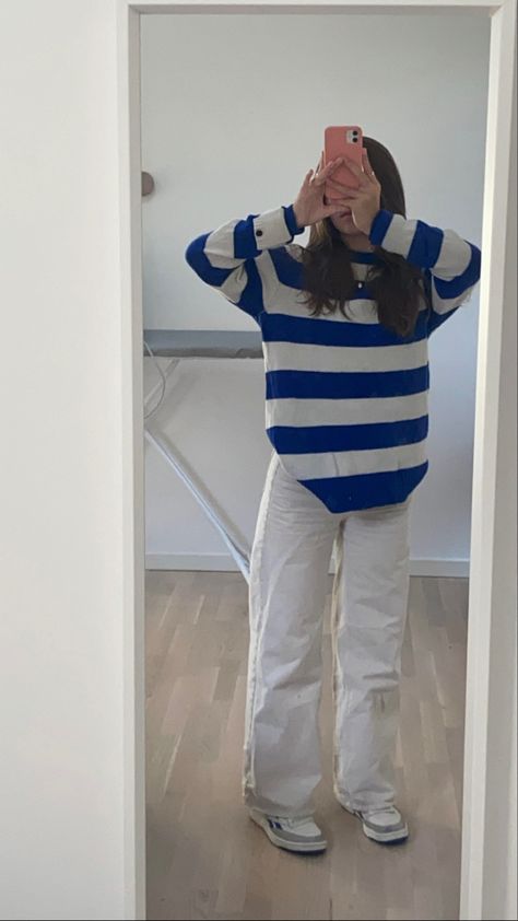 Striped White Sweater Outfit, White Jeans Outfit Winter Aesthetic, Aesthetic White Jeans Outfit, White And Blue Sweater Outfit, Simple Blue Jeans Outfit, Outfits With White Jeans Aesthetic, Blue And White Sweater Outfit, Winter Outfits With White Jeans, Fit Inspo Blue Jeans