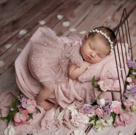 Newborn Pink Photography, Baby Girl Newborn Photoshooting, Princess Newborn Pictures, Newborn Photoshoot Girly, Baby Girl Newborn Photoshooting Ideas, Newborn Baby Girl Photoshooting Ideas, Girl Newborn Shoot, Newborn Photography Girly, Hospital Photos Newborn