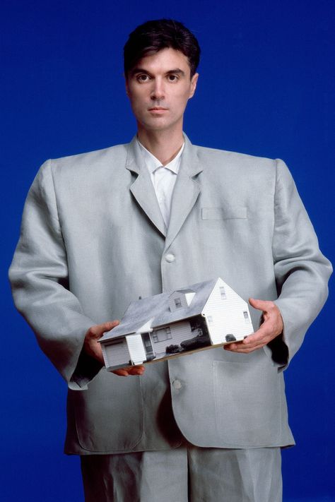 David Byrne in his ‘big suit,’ worn in the ‘Stop Making Sense’ concert film, holding... David Byrne, Albert Camus, Talking Heads, Music Icon, Moda Vintage, American Singers, Music Stuff, Men's Blazer, Rock And Roll