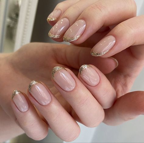 French Tip Nails Rosegold, Gold French Tip Gel Nails, Gel Nails Gold Glitter, Light Gold French Tip Nails, Pink With Gold French Tip, Gold Tip Gel Nails, Sparkly Gold Tip Nails, New Years Eve Nails Gold, Bridesmaid French Nails