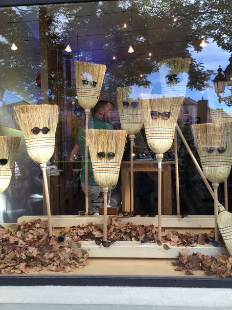 Halloween Window Display, Autumn Window Display, معرض فني, Fall Windows, Window Display Retail, Decoration Vitrine, Store Window Display, Store Window Displays, Window Display Design