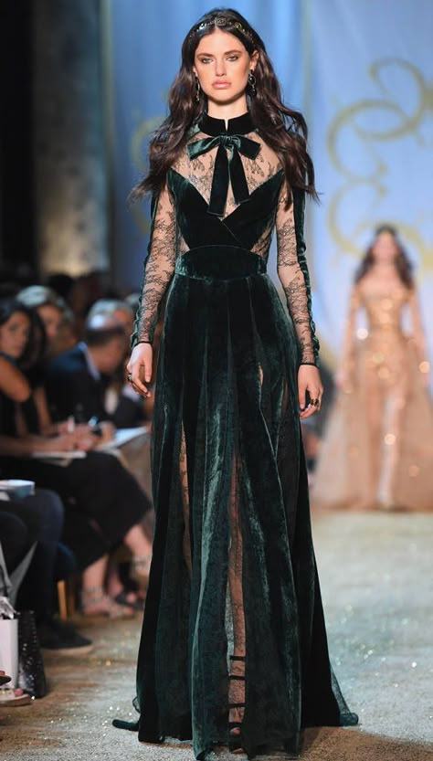 Halloweenský Makeup, Haute Couture Paris, Velvet Gown, فستان سهرة, Elie Saab, Mode Inspiration, Green Velvet, Beautiful Gowns, Fancy Dresses