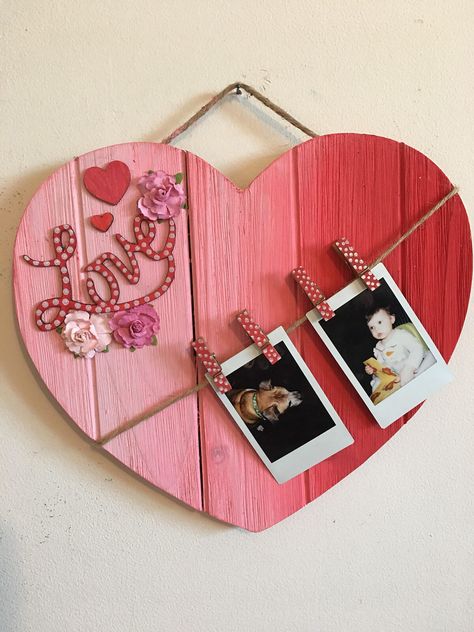 Wood Heart Diy, Heart Craft Ideas, Pretty Pallets, Wooden Hearts Crafts, Valentine Wood Crafts, Saint Valentin Diy, Valentines Bricolage, Heart Craft, Diy Valentine's Day Decorations