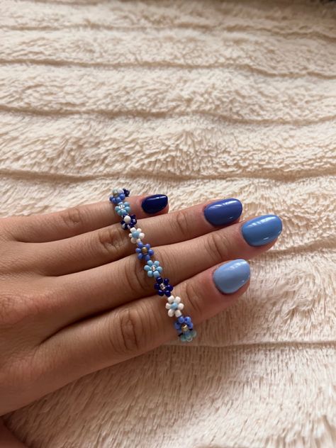 Matching flower bracelet and nails #blue #flowers #beads #bracelet #matchy #summer #color Flower Bracelet Color Combos, Blue Flower Bead Bracelet, Dark Blue Beaded Bracelet, Blue Seed Bead Bracelet, Nails Blue Flowers, Seed Bead Flower Bracelet, Flower Bracelet Diy, Blue Friendship Bracelet, Blue Flower Bracelet