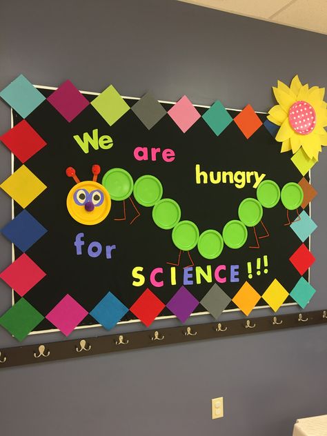 Preschool Science bulletin board. Felt, paper plates and pipe cleaner feet! Science Bulletin Board Ideas For Preschool, Science Center Bulletin Board Preschool, Science Bulletin Board Ideas Preschool, Science Bulletin Board Ideas Elementary, Science Soft Board Decoration, Science Bulletin Boards Preschool, Science Bulletin Board Ideas, Science Bulletin Board, Elementary School Bulletin Boards