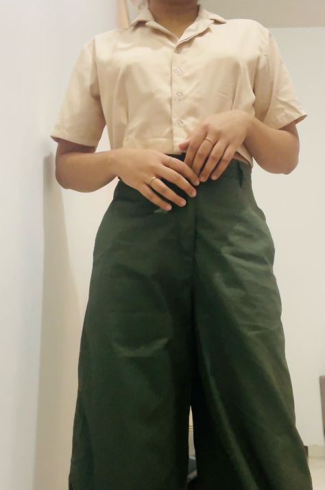 beige crop shirt with olive green baggy pants minimalist look. Can be worn as a semi formal outfit. #formal #causal #green #beige #minimalist Formal Causal, Semi Formal Outfit, Beige Minimalist, Baggy Pants, Green Beige, Baggy Pant, Formal Outfit, Crop Shirt, Semi Formal