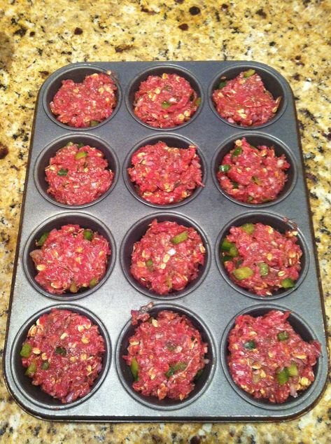 Make meatloaf in a muffin pan - bakes in 15 minutes (thanks Rachel Ray)! Top with mashed potatoes for a variation. Resep Makanan Beku, Muffin Tin Recipes, Rachel Ray, Meatloaf Recipe, Läcker Mat, God Mat, Deilig Mat, Meatloaf Recipes, Muffin Tin