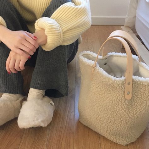 Sherpa Bag, Winter Tote, Sacs Tote Bags, Fur Handbags, Fur Bag, Bag Packaging, Fabric Bags, Fashion Winter, Shoulder Tote Bag