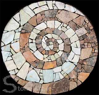 Create your own stepping stones with left over tile. I have a ton of left over tile from all my projects. Great idea! Spiral Mosaic, Stepping Stones Diy, Mosaic Stepping Stones, Stone Patio, Art Pierre, Mosaic Stained, West Cork, Mosaic Madness, Garden Stepping Stones