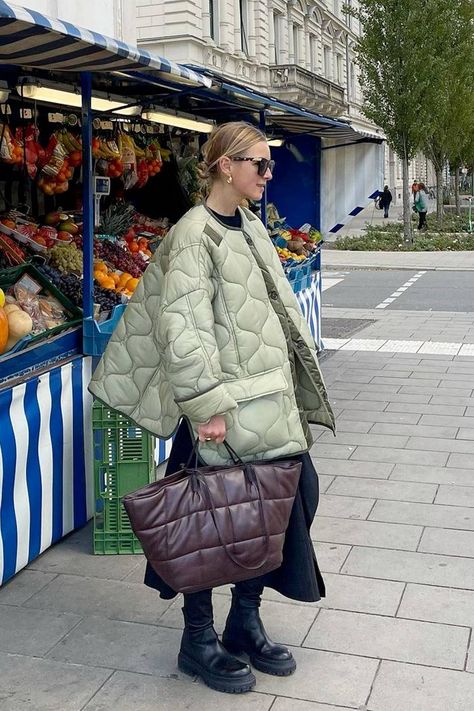 The Frankie Shop Jacket, Long Quilted Jacket Outfit, The Frankie Shop Quilted Jacket, Frankie Shop Quilted Jacket, Frankie Shop Jacket, Quilted Jacket Street Style, Quilting Jacket, Trending Jackets, Quilted Jacket Outfit