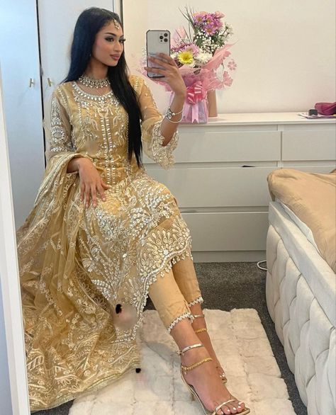 Asian Wedding Outfits Guest, Wedding Clothes Pakistani, Pakistani Wedding Clothes, Desi Clothing, Pakistani Attire, Bengali Outfit, Eid Outfits Pakistani 2024, Asian Wedding Guest Outfit, Eid Clothes