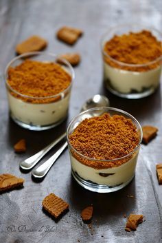 Tiramisù aux speculoos Un peu comme la panna cotta, le tiramisu se prête à beaucoup d'interprétations, parfums... Vous avez d'ailleurs l'embarras du choix sur le blog. Aujourd'hui nous partons donc plus au Nord de la France et de l'Europe avec un tiramisu aux speculoos. Devenu presque un grand classique ici… Tiramisu Recept, Italian Cookie Recipes, Italian Recipes Dessert, Italian Breakfast, Tiramisu Recipe, Pumpkin Recipes Dessert, Italian Cookies, Pumpkin Cake, Easy Cake Recipes