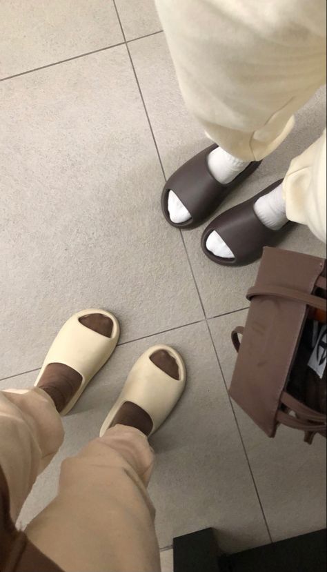 Pillow Slippers, Cloud Slippers, Ropa Upcycling, Cloud Slides, Slides Outfit, Yeezy Slides, Slides For Women, Classy Aesthetic, Hype Shoes