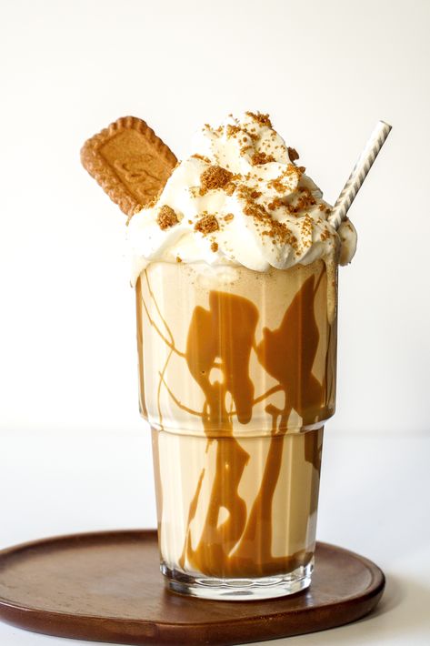 Delicious and suitable for the fall season🍂🤍😋 – 'uwtar Biscoff Milkshake, Biscoff Recipes, Milk Smoothie, Lotus Biscoff, Milkshake Recipes, Milk Shakes, Vegetable Drinks, Think Food, Chocolate Caramel