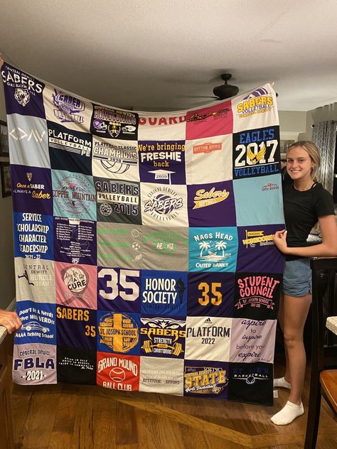 Tshirt Quilt Tutorial, Tshirt Quilt Diy, Sweatshirt Quilt, Tshirt Quilt Pattern, Shirt Blanket, Quilt Diy, Quilt Easy, Diy For Beginners, Strong Work Ethic