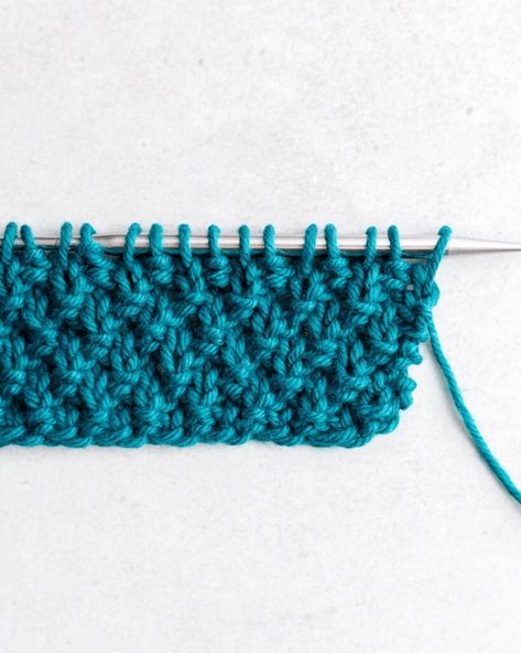 Learn how to knit the moss stitch step-by-step, with tips to avoiding common mistakes and our favorite free moss stitch patterns. Irish Moss Stitch, Moss Stitch Pattern, Knitting Hacks, Stitch Tutorial, Learn How To Knit, Purl Stitch, Seed Stitch, Moss Stitch, How To Knit