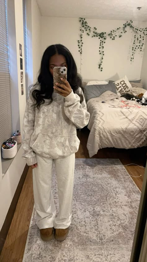 Camo Hoodie Hollister, Brandy Melville Pants Outfits, Hollister Camo Hoodie, Outfit Ideas Hollister, School Outfits Brandy Melville, Cute Winter Outfits 2024, Brandy Melville Outfits Winter, Ugh Outfit Ideas, Brown Hoodie Outfit