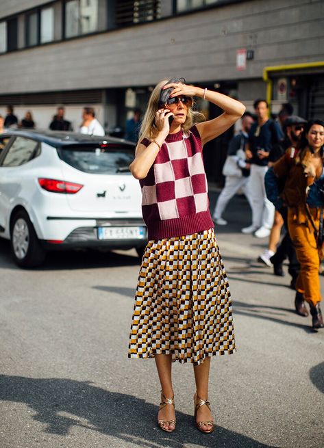 Milan Street Fashion, Italy Street Fashion, Milan Fashion Week 2022, Italy Street Style, Street Style Fall 2022, Printemps Street Style, Fashion Week 2022, Clashing Prints, Italian Chic