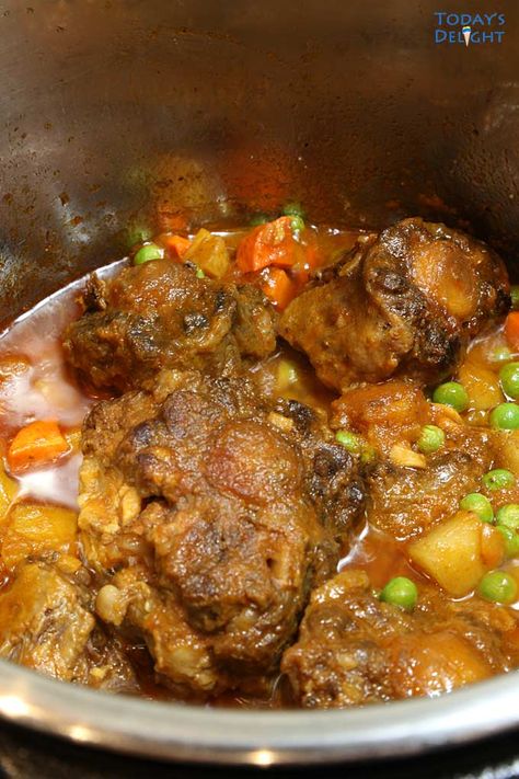 Curry Oxtail Stew Instant Pot Curried Oxtail Recipes, Oxtail Curry Recipe, Oxtail Curry, Oxtail Recipes Easy, Cooking Oxtails, Oxtail Recipe, Slow Cooker Asian, Ninja Cooking System Recipes, Oxtail Stew