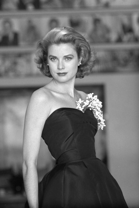 Grace Kelly wedding, life and style: From 1950s fashion icon to royal, here are the Princess’ most iconic moments | London Evening Standard | Evening Standard Grace Kelly Fashion, Hollywood Aktrisleri, 1950s Movie Stars, Grace Kelly Wedding, Stars D'hollywood, Grace Kelly Style, Jean Seberg, Princess Grace Kelly, How To Be Graceful