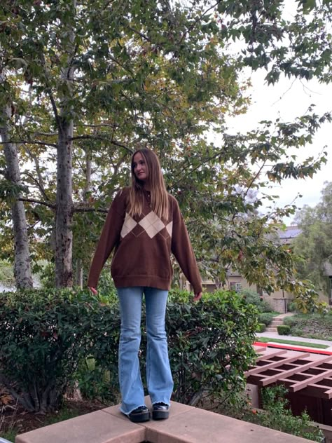 Sweater Flare Pants, Flare Jeans Autumn Outfit, Flare Fall Outfits, Oversized Flared Jeans Outfit, Flared Jeans Outfit Autumn, Sweater Autumn Aesthetic, Flare Jeans With Sweater Outfit, Sweater Flare Jeans Outfit, 90s Vintage Flare Jeans Outfit