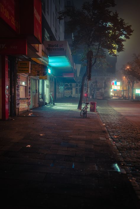 Mysterious and Deserted City at Night – Fubiz Media Fog Photography, Photographic Projects, Night Vibes, Night Photos, The Fog, City Street, Night City, Night Aesthetic, City Aesthetic