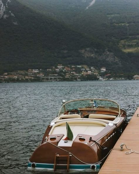 Sailing through the timeless beauty of Italy. Where will your journey take you? 🚤🇮🇹 #timelesselegance #italian #oldmoney La Dolce Vita Aesthetic, Old Italian Aesthetic, Dolce Vita Party, Always Aesthetic, Ralph Lauren Lifestyle, Old Money Couple, Sailing Aesthetic, Money Couple, Suit Aesthetic