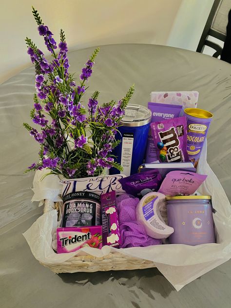 Gift Idea For Aunt Christmas, 20th Birthday Gift Baskets For Her, Baskets For Mom Birthday, Birthday Gift Baskets For Best Friend Purple, Birthday Goodie Basket, Sweet 16 Birthday Basket, Purple Themed Basket, Gift Ideas For Your Aunt, Christmas Gift Baskets For Sister