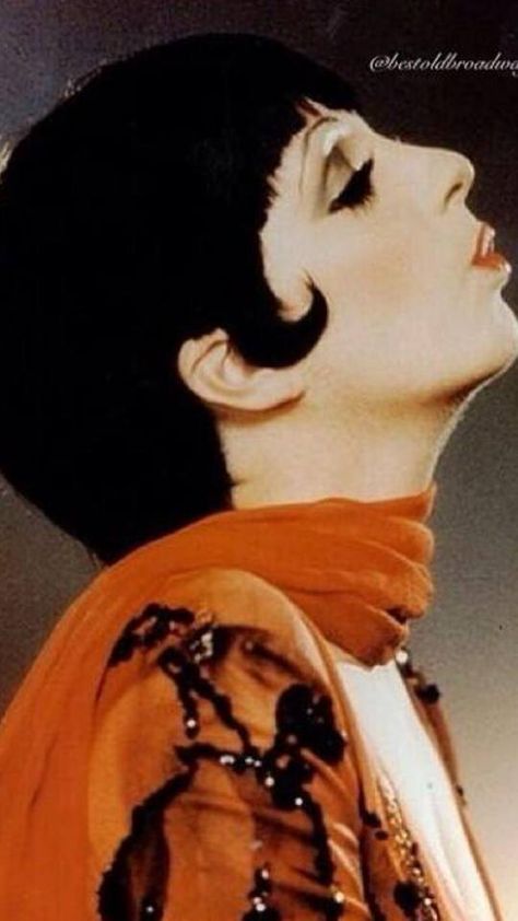 Liza Minnelli as Sally Bowles in the movie she won Oscar for, Cabaret (1972) Sally Bowles, Bob Fosse, Estilo Pin Up, Liza Minnelli, Orange Scarf, I Love Cinema, Judy Garland, Micellar Water, Iconic Women