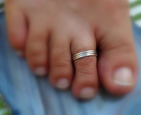 Leg Finger Ring, Body Jewelry Gold, Fake Lip Ring, Toes Ring Silver, Toe Ring Designs, Triple Ring, Sterling Silver Toe Rings, Silver Toe Rings, Knuckle Ring