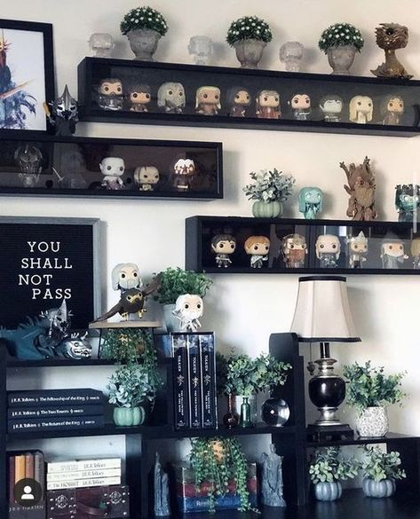 Lord of the Rings Book Nerd Bedroom Ideas, Geek Office Decor, Cool Funko Pop Display, Funko Pop Display Ideas Living Rooms, Nerdy Shelf Decor, Bedroom Ideas For Nerds, Classy Nerd Room, Nerd Display Ideas, Simple Harry Potter Bedroom