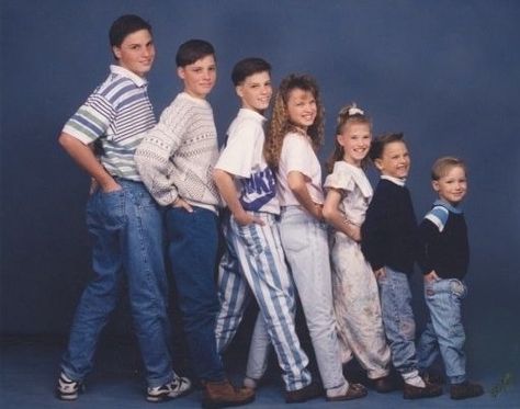 28 Things People From Big Families Can Relate To Jcpenny Photos, Akward Family Photos, Awkward Family Photos Christmas, Funny Family Portraits, Weird Family Photos, Awkward Family Pictures, Awkward Family Portraits, Funny Photoshoot Ideas, Jcpenney Portraits