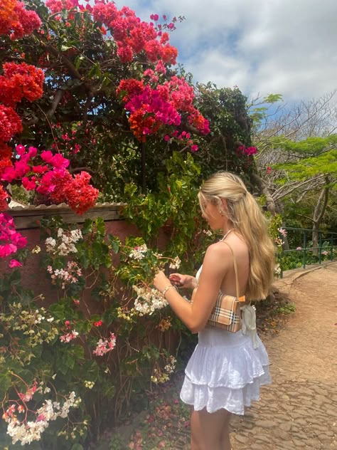 botanical garden summer fit xoxo Woman In Garden Aesthetic, Poses In Botanical Garden, Instagram Garden Pictures, Looking At Flowers Pose, Botanical Garden Aesthetic Outfit, Garden Insta Pics, Photo Ideas In Garden, Garden Pictures Instagram, Garden Posing Ideas